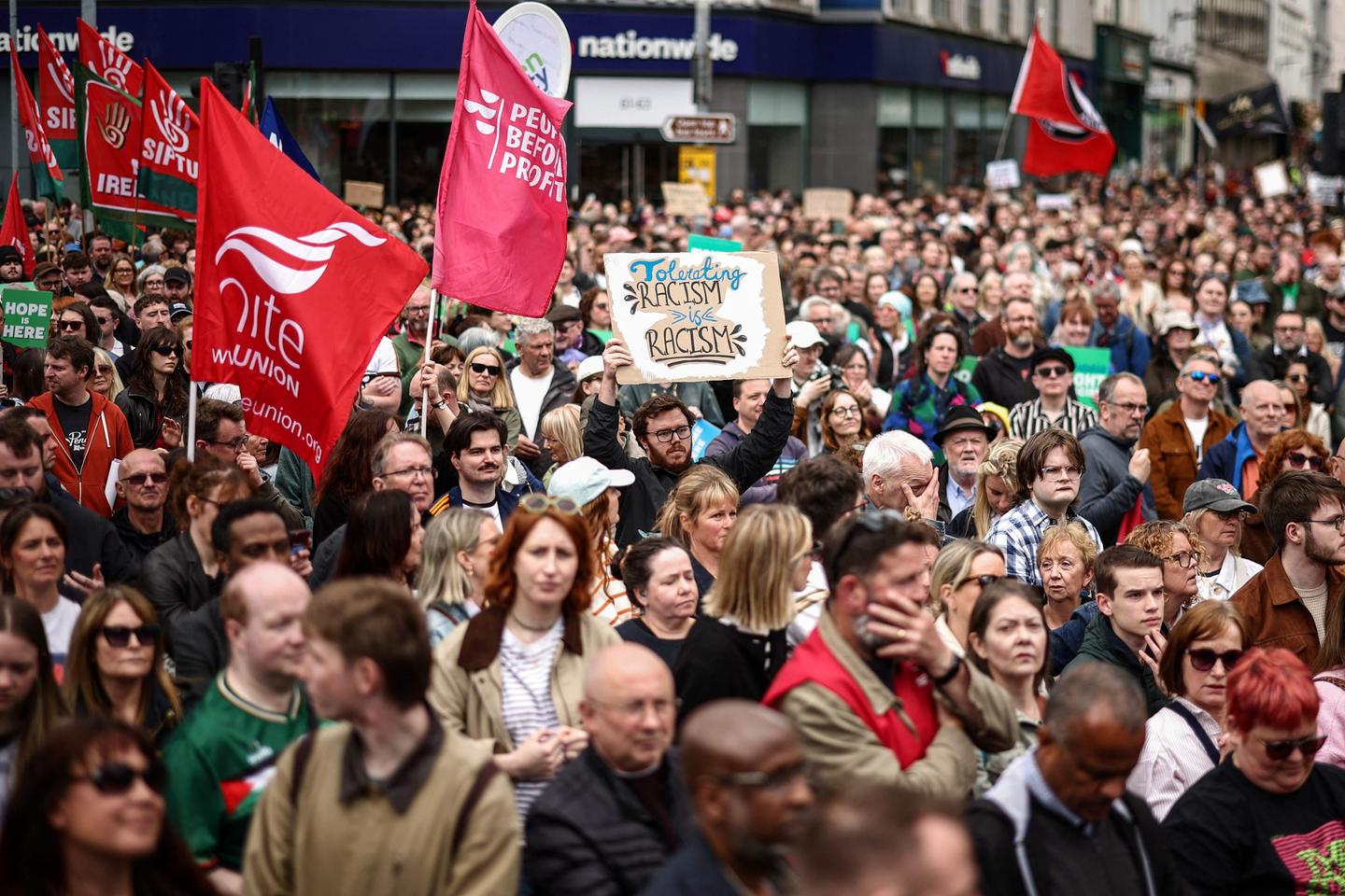 En Belfast, miles de manifestantes tras la violencia contra personas inmigrantes