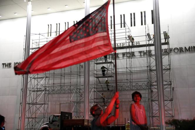 Des Américains célèbrant le retrait du nom de Donald Trump de la facade du Kennedy Center, à Washington, dans la nuit du 12 au 13 juin 2026. 