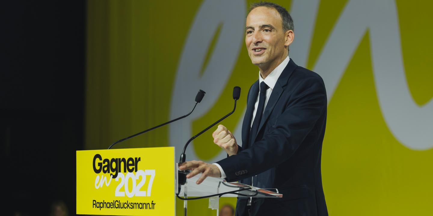 Raphaël Glucksmann fait salle comble à Aubervilliers et se pose en adversaire du RN