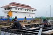 Travaux d’entretien près des écluses de Gatun du canal de Panama, à Colon, au Panama, le 15 juin 2026.