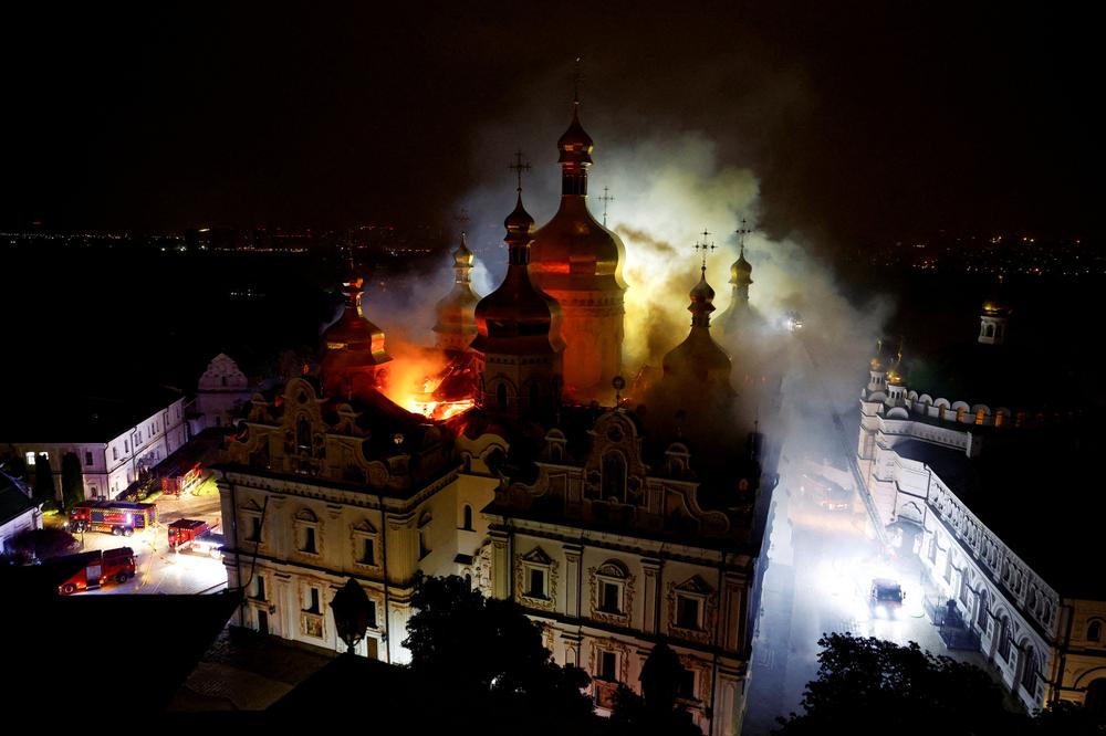 La cathédrale de la Dormition de la laure des Grottes de Kiev en feu, après une attaque russe, le 15 juin 2026. - VALENTYN OGIRENKO/REUTERS