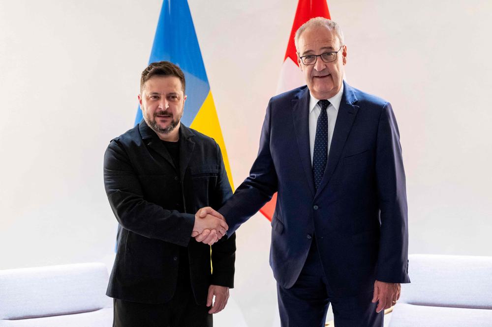 Le président suisse, Guy Parmelin (à droite), serre la main du président ukrainien, Volodymyr Zelensky (à gauche), avant une rencontre bilatérale en marge du sommet du G7 à l’aéroport de Genève, le 15 juin 2026. - MARTIAL TREZZINI / AFP