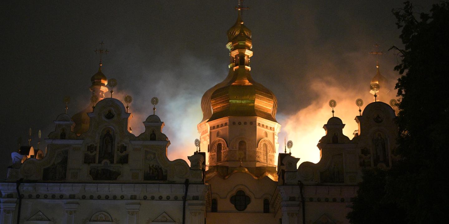 Guerre en Ukraine : une cathédrale en feu à Kiev, les images choc
