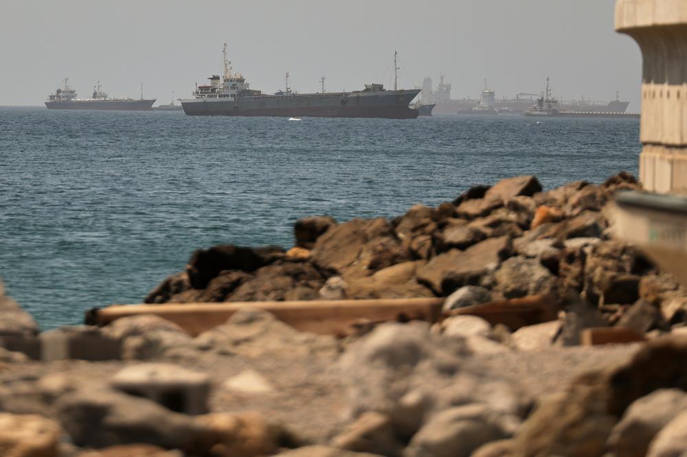 Des pétroliers et des navires de marchandises dans le golfe d’Oman, le long des voies maritimes reliant le détroit d’Ormuz et la mer d’Oman, le 16 juin 2026. - AP PHOTO/