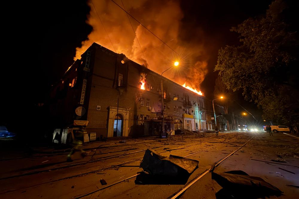 Un immeuble résidentiel en feu après une frappe aérienne russe, à Zaporijia (Ukraine), le 16 juin 2026. - DARYA NAZAROVA/AFP