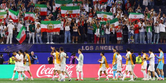 Coupe du monde 2026 : pour son entrée en lice, l'Iran perd la bataille des symboles dans les tribunes