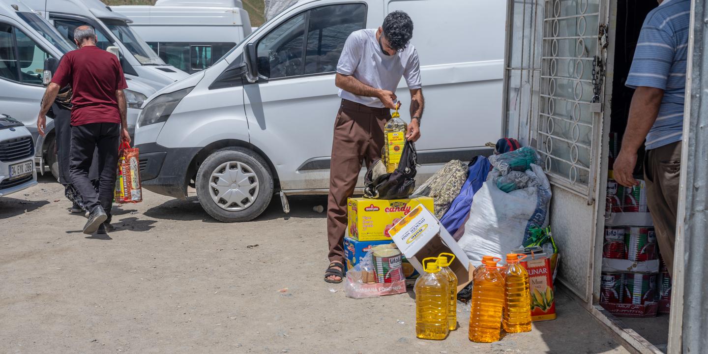 À la frontière irano-turque, le petit commerce de survie des Iraniens