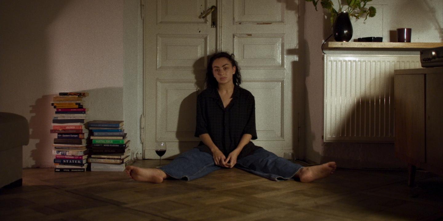 Éruption de Charli XCX à l'écran dans un jeu de l'amour à Varsovie