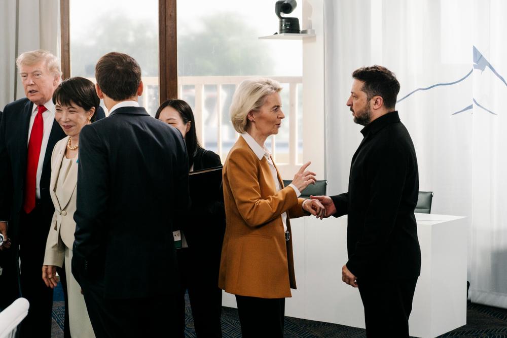La présidente de la Commission européenne, Ursula von der Leyen, et le président ukrainien, Volodymyr Zelensky, lors du sommet du G7 à Evian-les-Bains (Haute-Savoie), le 16 juin 2026. - KAMIL ZIHNIOGLU POUR « LE MONDE »