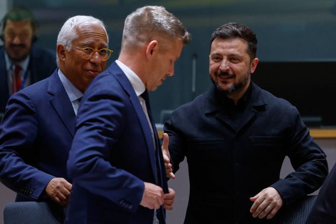 Le pr&eacute;sident ukrainien Volodymyr Zelensky (&agrave; droite) s&rsquo;entretient avec le premier ministre hongrois Peter Magyar (au centre) sous le regard du pr&eacute;sident du Conseil europ&eacute;en Antonio Costa (&agrave; gauche), lors d&rsquo;une table ronde r&eacute;unissant les dirigeants de l&rsquo;UE et l&rsquo;Ukraine en marge du sommet europ&eacute;en au si&egrave;ge de l&rsquo;UE &agrave; Bruxelles, le 18&nbsp;juin 2026.  - GEERT VANDEN WIJNGAERT/AFP