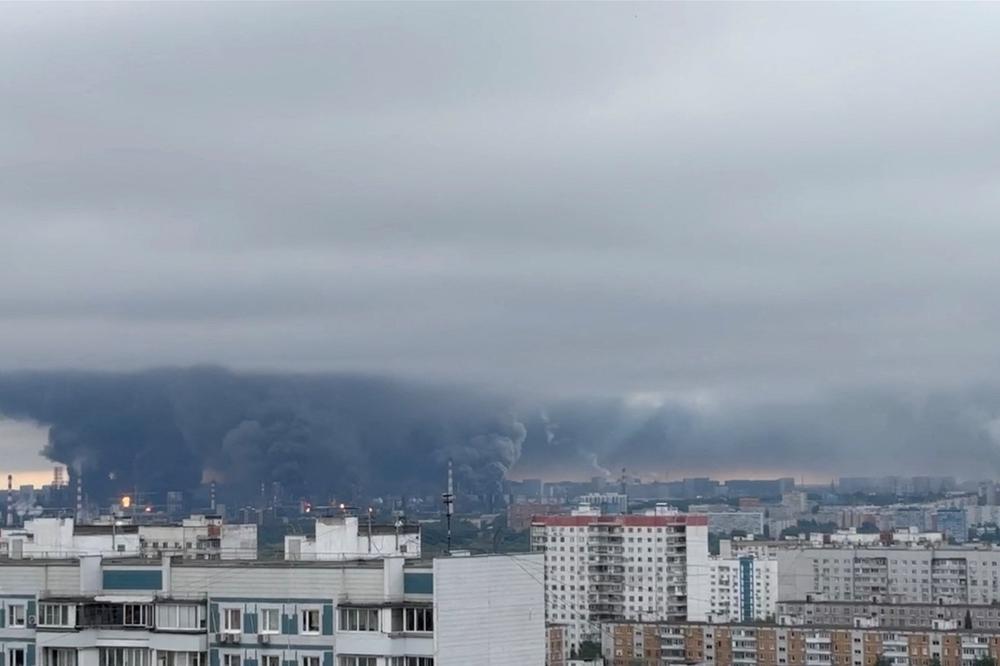 Des épaisses colonnes de fumée accompagnées de flammes s’élèvent d’une raffinerie de pétrole à Moscou, en Russie, le 18 juin 2026. - SOCIAL MEDIA / SOCIAL MEDIA VIA REUTERS