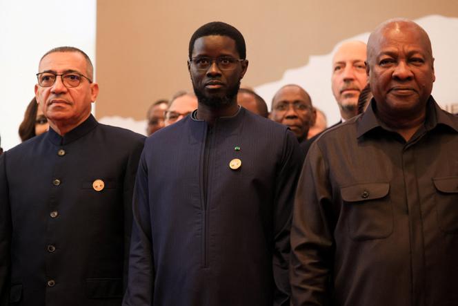 Le président sénégalais Bassirou Diomaye Faye (au centre), à Accra, au Ghana, le 18 juin 2026.