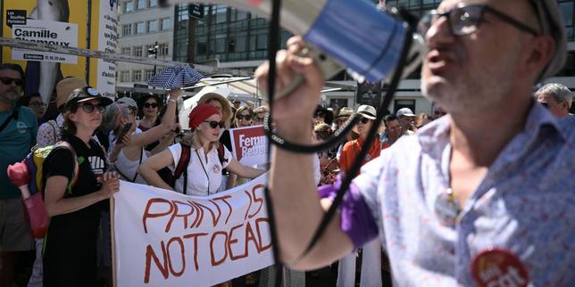 « Non au massacre » : des journalistes, menacés par les plans sociaux et l’arrivée de l’IA, manifestent pour « défendre l’information »