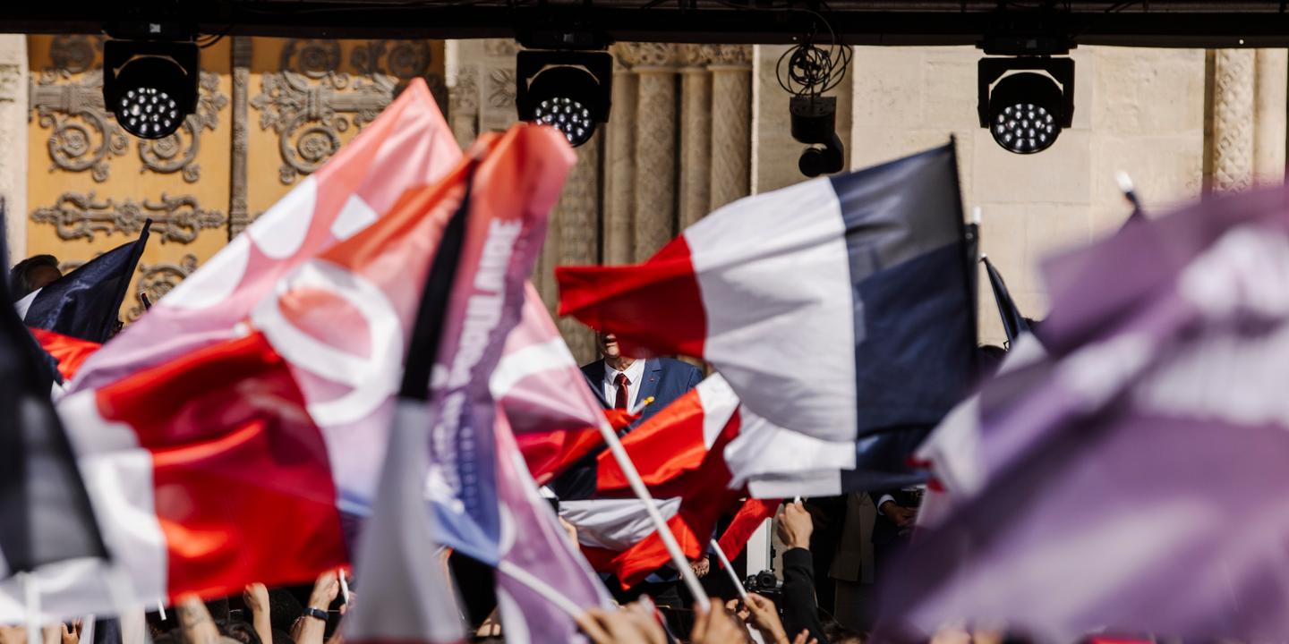 Face à l'extrême droite, la gauche française brandit l'étendard du patriotisme