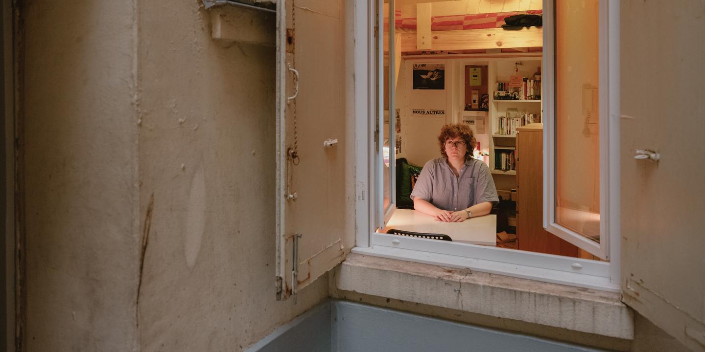 Le 10 m² parisien de Léa, jeune avocate : une salle de bains sur l'étagère du bas