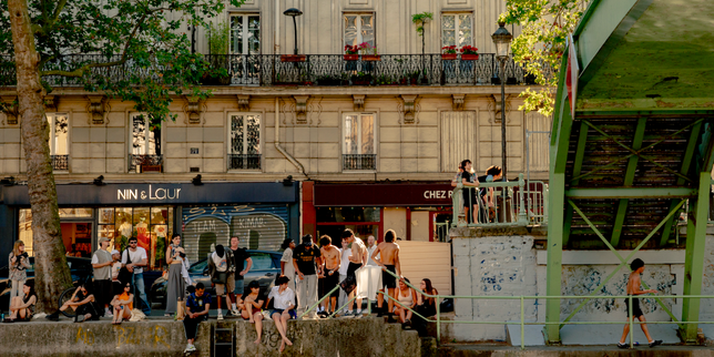 France issues red heatwave alert on Sunday for third of country, bans alcohol at music festival