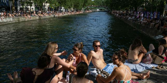France presses ahead with annual music festival despite extreme heat