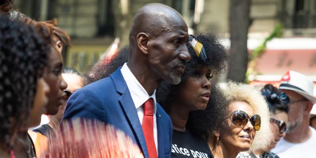 A Paris, quelques milliers de personnes défilent contre le racisme et l’extrême droite à l’appel de Bally Bagayoko