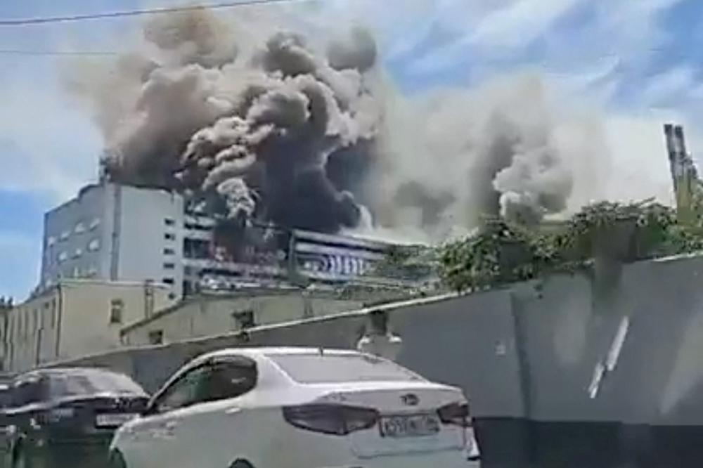 Capture d’écran montrant un incendie consécutif à un bombardement ukrainien à Voronej, le 22 juin 2026. L’image a été publiée par le gouverneur de l’oblast de Voronej, et son contenu a été vérifié par l’agence Reuters

VERIFICATION

Buildings, walls and trees matched archive and satellite imagery
Date verified by regional governor Telegram post which said production facilities at a Voronezh enterprise were damaged on June 22
Ukraine's military said it hit a plant producing electronics for missiles in Voronezh 
Corroborating video shared on June 22 also showed fire at the same building 
No older versions of the video found posted online before June 22 - TELEGRAM VIA REUTERS