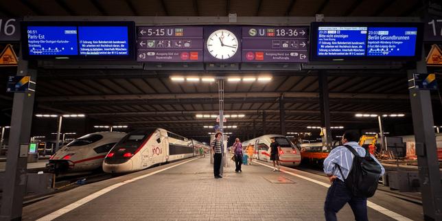 Des écrans d’information alertent les voyageurs à la gare centrale de Munich après une panne généralisée du réseau ferroviaire allemand, le 23 juin 2026.
