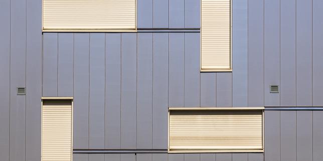 Canicule et urbanisme : le maire peut interdire les volets roulants