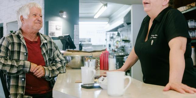 « Ici, on rit. Il n’y a pas de meilleur médicament » : au Canada, le restaurant déjeuner, oasis sociale des aînés