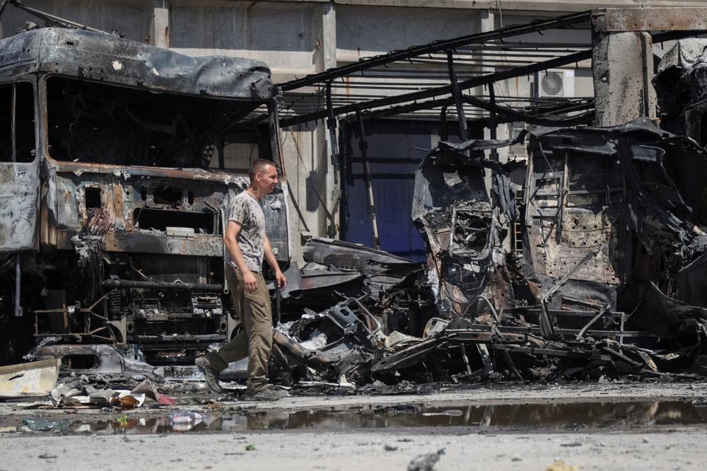 Le site d’une frappe de drone russe, à Zaporijia (Ukraine), le 23 juin 2026. - SERHII CHALYI / REUTERS