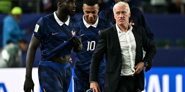VIDEO La minute de silence des Bleus, après le décès de la mère de Didier Deschamps