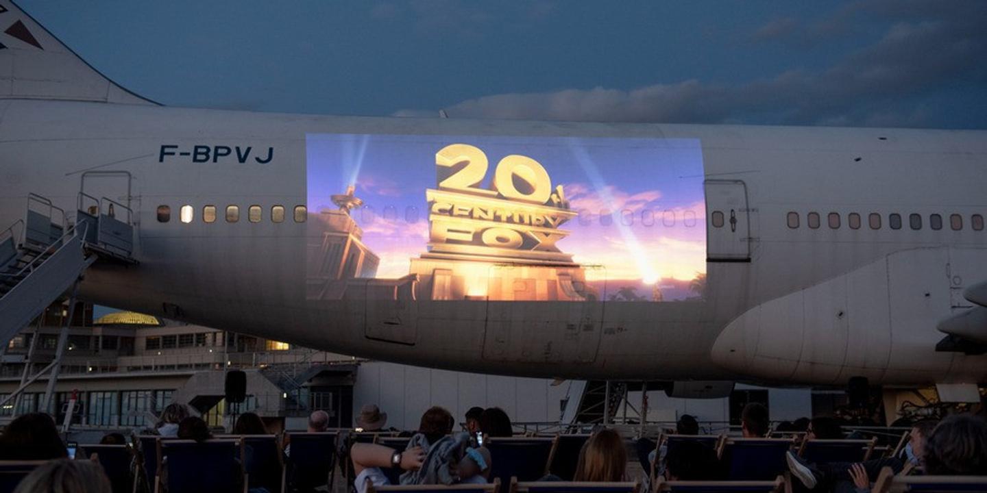 https://img.lemde.fr/2026/06/23/75/0/900/450/1440/720/60/0/fde0183_upload-1-rwz2nvgs4ey3-758281-cine-tarmac-le-cinema-en-plein-air-du-musee-de-l-air-et-de-l-espace.jpg