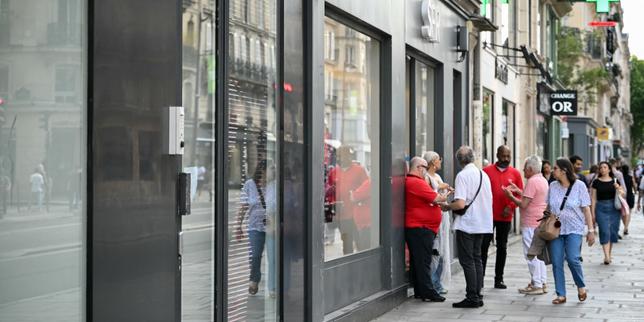 Les syndicats de SFR redoutent des milliers de suppressions de postes après le rachat du groupe par Bouygues, Orange et Free