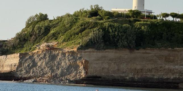 Biarritz : le corps d’une plongeuse retrouvé après l’effondrement d’un pan de falaise près d’une plage ; un autre plongeur disparu