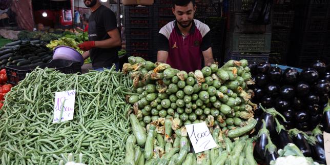 « Pour changer un simple pneu, il faut attendre son tour pendant des semaines » : en Algérie, la vie chère pèse sur le moral des familles