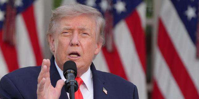 Donald Trump accuse l’Iran de « violation stupide » du cessez-le-feu à la suite de l’attaque d’un navire dans le détroit d’Ormuz