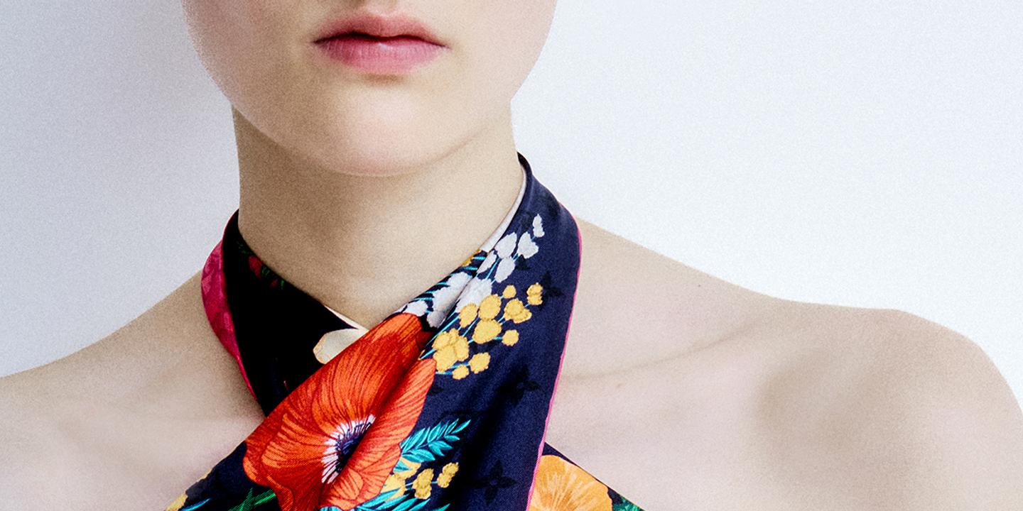 Le foulard en soie, l'accessoire caméléon de l'été
