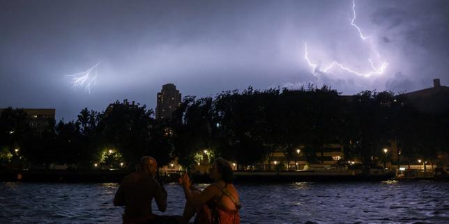 EN DIRECT, canicule : plus que deux départements encore en vigilance rouge dimanche matin ; de violents orages dans la nuit