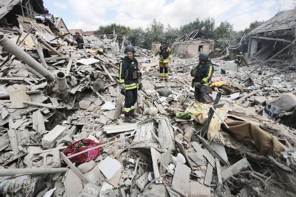 Des secouristes interviennent sur le site d’une frappe aérienne russe, à Zaporijjia (Ukraine), le 28 juin 2026. - SERVICES D’URGENCES UKRAINIENS VIA REUTERS