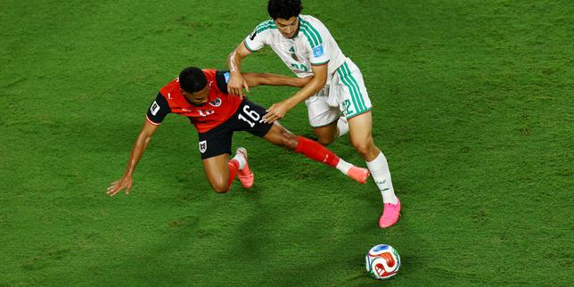 EN DIRECT, Algérie - Autriche : les Fennecs à la manoeuvre dans un début de match équilibré, défaite interdite de chaque côté pour atteindre les seizièmes Tenante du titre, lArgentine est déjà assurée de terminer première du groupe J, lAlgérie et lAutriche saffrontent pour tenter daccrocher la place de dauphin et poursuivre ainsi leur aventure dans le tournoi.