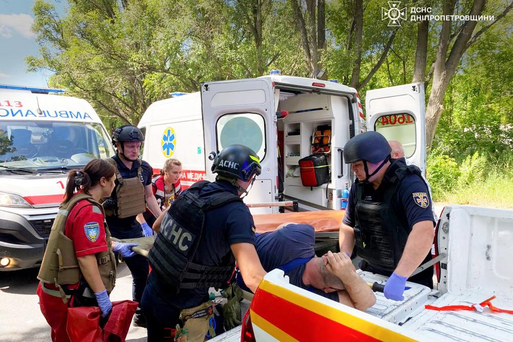 Lors d’une évacuation de blessés, suite à une attaque aérienne russe à Dnipro (Ukraine), le 29 juin 2026. - AFP
