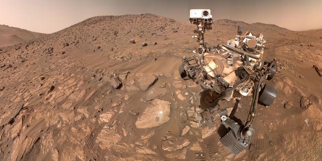 Le rover Perseverance se prend en photo devant la roche appelée «&nbsp;Cheyava Falls&nbsp;», le 23&nbsp;juillet 2024, dans le lit d’une ancienne rivière, Neretva Vallis, large de 400&nbsp;mètres.