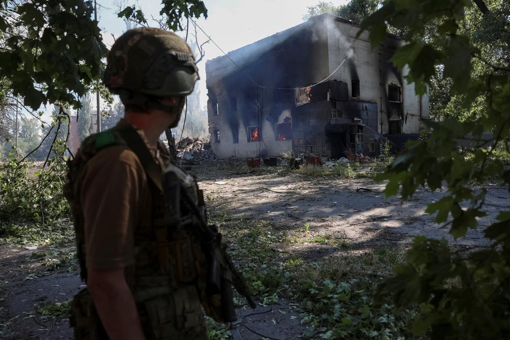 Un militaire de la 15ᵉ brigade Kara-Dah d’affectation opérationnelle de la garde nationale ukrainienne près d’un immeuble résidentiel détruit dans la ville de première ligne de Dobropillia (Ukraine), le 28 juin 2026. - ANATOLII STEPANOV/REUTERS