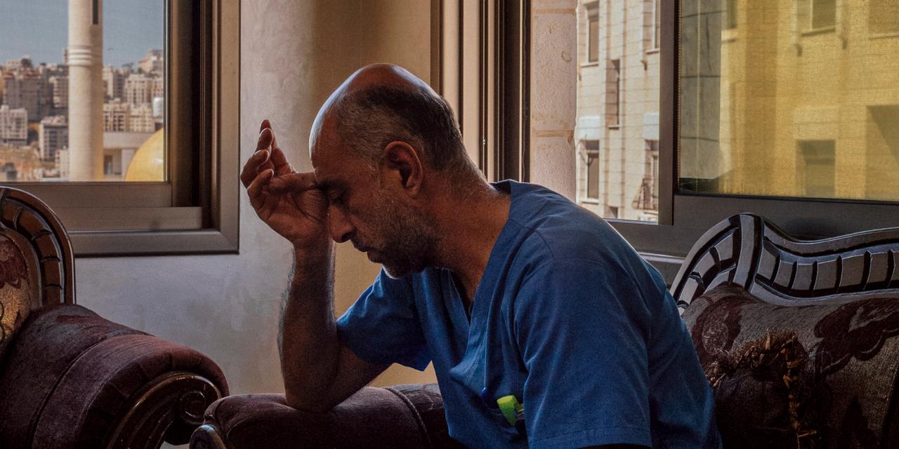 Dia Chanabli, 44 ans, chef infirmier de l'hôpital Rafidiya (ou Rafidia), chez lui, à Naplouse. Cisjordanie, le 18 juin 2026.