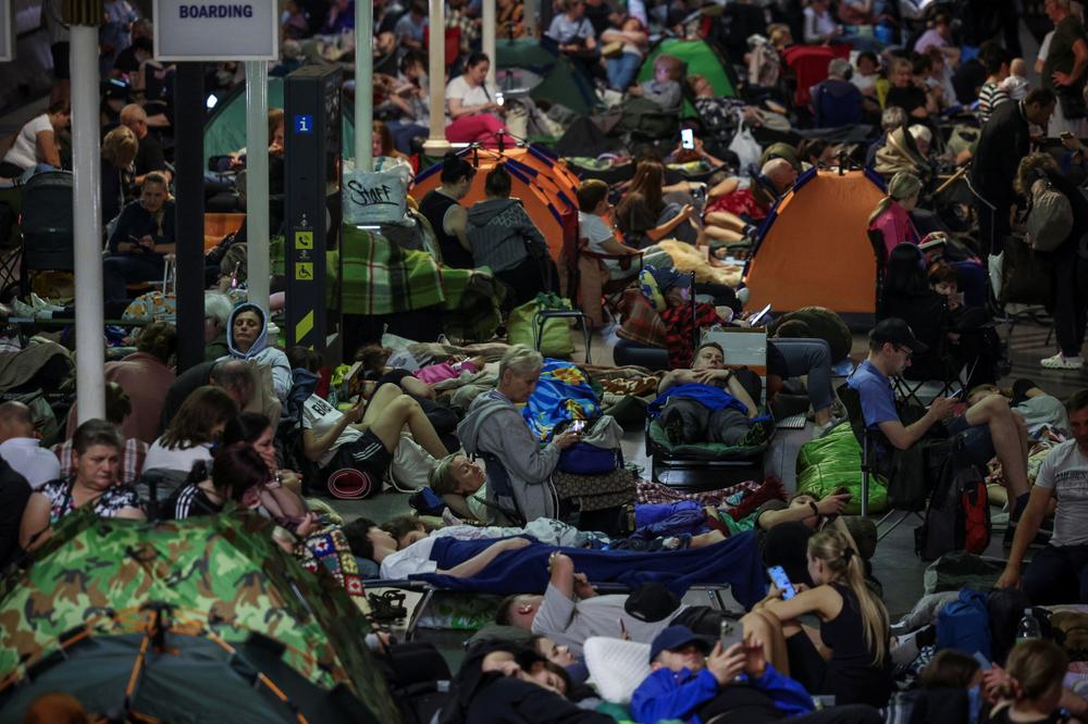Des habitants trouvent refuge dans une station de métro lors de frappes russes sur Kiev, le 2 juillet 2026. - ALINA SMUTKO/REUTERS