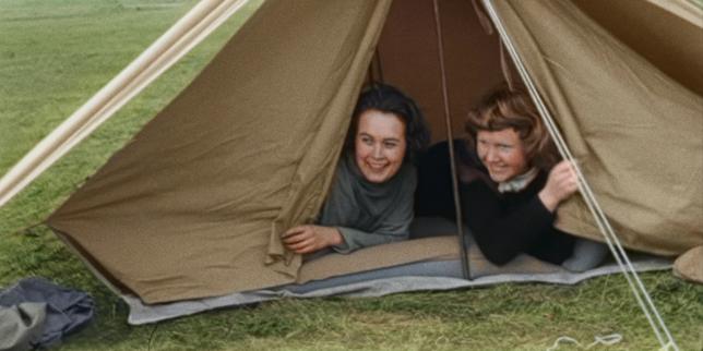 « Le Camping. Un siècle de bonheur français », sur France.tv : histoire d’« une petite démocratie joyeuse où l’on partage vaisselle et pétanque »