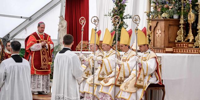 La fraternité Saint-Pie X consacre quatre nouveaux évêques, un « acte schismatique » selon le Vatican