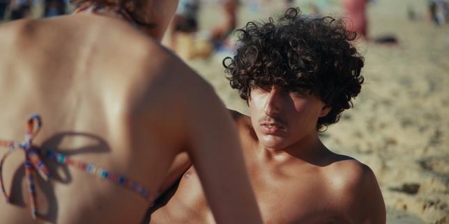 « La Chaleur » : l’adolescence, comme un vent qui se lève sur la plage