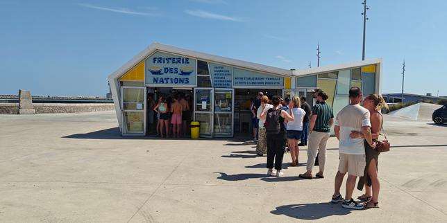 Sur la plage de Calais, la Friterie des nations, une institution au pied de la jetée
