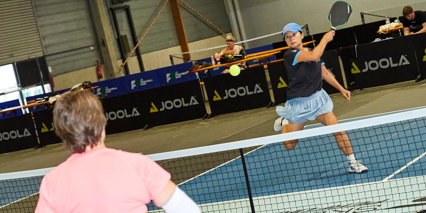 Le pickleball, jeu de raquette intergénérationnel, conquiert la France
