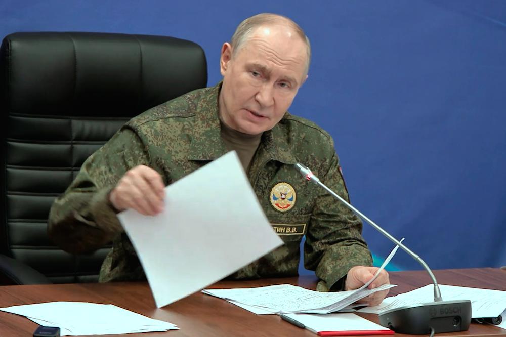 Le président russe Vladimir Poutine en visite dans l’un des postes de commandement du Groupement interarmées des forces russes, dans un lieu tenu secret, le 3 juillet 2026. - SERVICE DE PRESSE DE LA PRÉSIDENCE RUSSE VIA AP