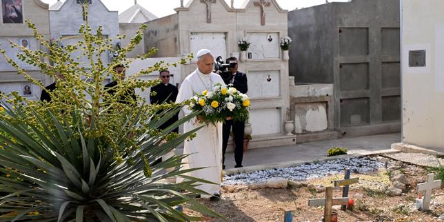 Le pape Léon XIV rend hommage aux migrants morts dans la Méditerranée à Lampedusa