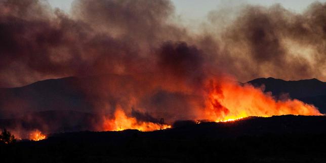 EN DIRECT, incendies : plus de 10 000 habitants évacués dans les Pyrénées-Orientales, le feu fixé dans le Gard… le point sur la situation